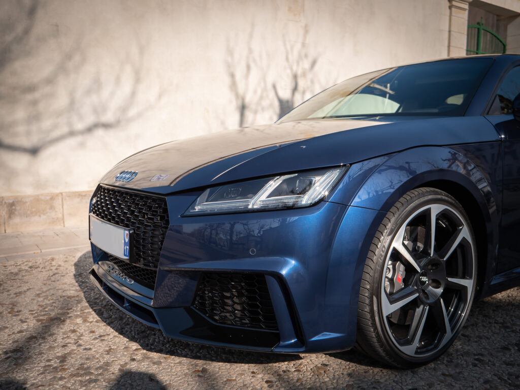 Phares avant avec grille noire – AUDI – TT RS – 2018 – Mugello Blue pearl – 400 ch – 5 Cylindres en Ligne – 18 175 km – Transmission : Sequentielle – Origine Monaco – Privaty Cars – Véhicules de sport et de luxe d’occasion près de Niort