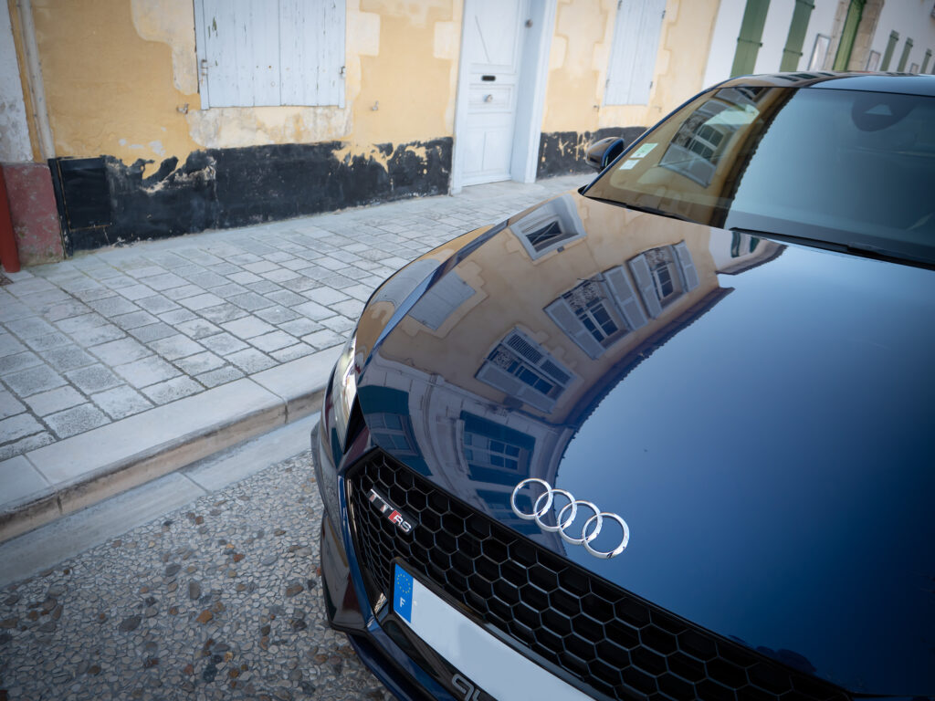 Calandre avec logo emblématique – AUDI – TT RS – 2018 – Mugello Blue pearl – 400 ch – 5 Cylindres en Ligne – 18 175 km – Transmission : Sequentielle – Origine Monaco – Privaty Cars – Rachat cash de voitures de sport d’occasion à 2 heures de Paris en TGV