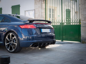 Aileron arrière avec feux LED – AUDI – TT RS – 2018 – Mugello Blue pearl – 400 ch – 5 Cylindres en Ligne – 18 175 km – Transmission : Sequentielle – Origine Monaco – Privaty Cars – Recherche personnalisée de modèles AUDI à 2 heures de Paris en TGV