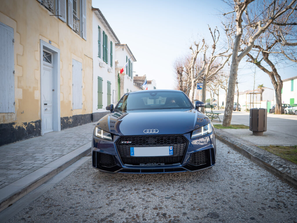 Vue avant avec calandre sportive – AUDI – TT RS – 2018 – Mugello Blue pearl – 400 ch – 5 Cylindres en Ligne – 18 175 km – Transmission : Sequentielle – Origine Monaco – Privaty Cars – Achat et vente de voitures de luxe d’occasion à 2 heures de Paris en TGV