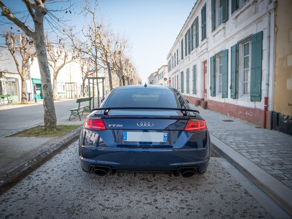 Vue arrière avec aileron sportif – AUDI – TT RS – 2018 – Mugello Blue pearl – 400 ch – 5 Cylindres en Ligne – 18 175 km – Transmission : Sequentielle – Origine Monaco – Privaty Cars – Négoce de véhicules GT et sportives d’exception dans l’Ouest de la France