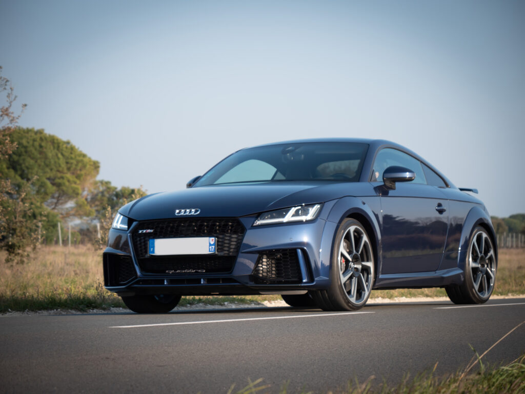 Vue avant avec calandre sportive – AUDI – TT RS – 2018 – Mugello Blue pearl – 400 ch – 5 Cylindres en Ligne – 18 175 km – Transmission : Sequentielle – Origine Monaco – Privaty Cars – Achat et vente de voitures de sport d’occasion à La Rochelle