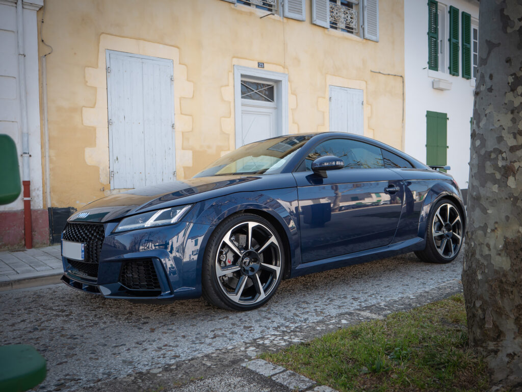 Vue latérale avec jantes sportives – AUDI – TT RS – 2018 – Mugello Blue pearl – 400 ch – 5 Cylindres en Ligne – 18 175 km – Transmission : Sequentielle – Origine Monaco – Privaty Cars – Vente de supercars d’occasion en Charente-Maritime