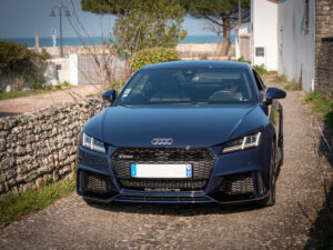 Vue avant avec calandre sportive – AUDI – TT RS – 2018 – Mugello Blue pearl – 400 ch – 5 Cylindres en Ligne – 18 175 km – Transmission : Sequentielle – Origine Monaco – Privaty Cars – Reprise de voitures de sport et collection près de Niort