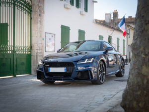 Vue avant avec calandre sportive – AUDI – TT RS – 2018 – Mugello Blue pearl – 400 ch – 5 Cylindres en Ligne – 18 175 km – Transmission : Sequentielle – Origine Monaco – Privaty Cars – Vente de supercars d’occasion à La Rochelle