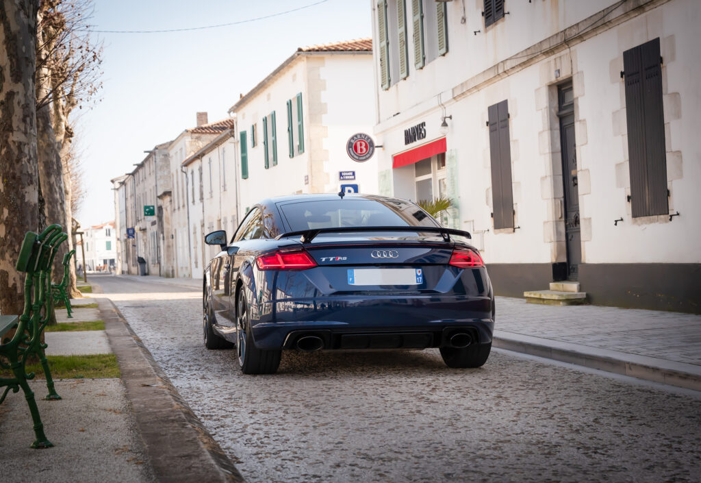 Vue arrière avec aileron et échappements – AUDI – TT RS – 2018 – Mugello Blue pearl – 400 ch – 5 Cylindres en Ligne – 18 175 km – Transmission : Sequentielle – Origine Monaco – Privaty Cars – Dépôt-vente de véhicules AUDI à 2 heures de Paris en TGV