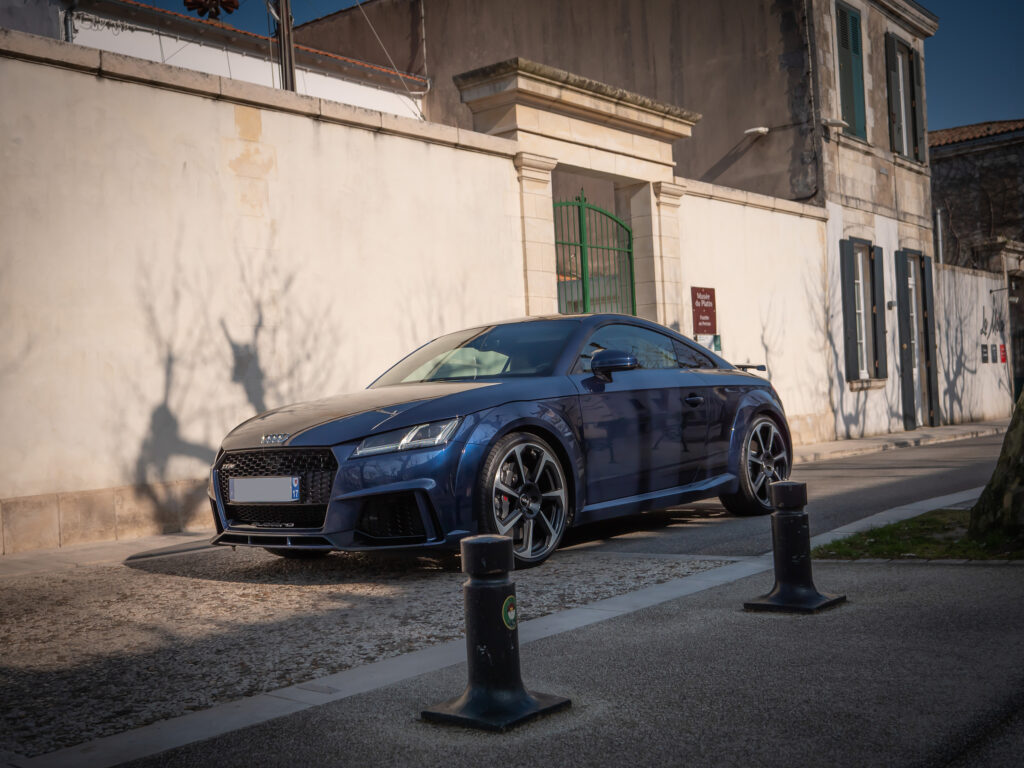 Vue latérale avec jantes sportives – AUDI – TT RS – 2018 – Mugello Blue pearl – 400 ch – 5 Cylindres en Ligne – 18 175 km – Transmission : Sequentielle – Origine Monaco – Privaty Cars – Spécialiste des voitures de sport d’occasion en Nouvelle-Aquitaine