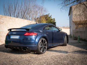 Vue arrière avec aileron et diffuseur – AUDI – TT RS – 2018 – Mugello Blue pearl – 400 ch – 5 Cylindres en Ligne – 18 175 km – Transmission : Sequentielle – Origine Monaco – Privaty Cars – Négoce de véhicules GT et sportives d’exception proche de Nantes