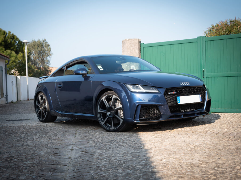 Vue avant avec calandre sportive – AUDI – TT RS – 2018 – Mugello Blue pearl – 400 ch – 5 Cylindres en Ligne – 18 175 km – Transmission : Sequentielle – Origine Monaco – Privaty Cars – Négoce de véhicules GT et sportives d’exception à La Rochelle