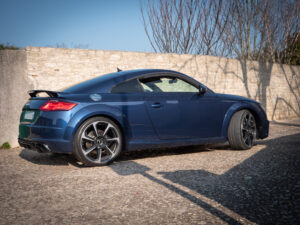 Vue latérale avec jantes sportives – AUDI – TT RS – 2018 – Mugello Blue pearl – 400 ch – 5 Cylindres en Ligne – 18 175 km – Transmission : Sequentielle – Origine Monaco – Privaty Cars – Expertise et vente de modèles Super Sport en Charente-Maritime