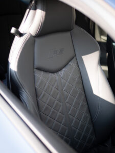 Sièges baquets en cuir avec logo – AUDI – TT RS – 2018 – Mugello Blue pearl – 400 ch – 5 Cylindres en Ligne – 18 175 km – Transmission : Sequentielle – Origine Monaco – Privaty Cars – Spécialiste des voitures de sport d’occasion à 2 heures de Paris en TGV