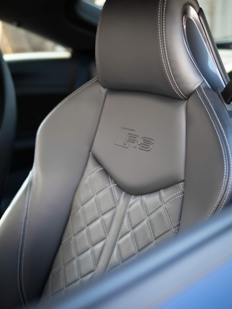 Sièges baquets en cuir avec logo – AUDI – TT RS – 2018 – Mugello Blue pearl – 400 ch – 5 Cylindres en Ligne – 18 175 km – Transmission : Sequentielle – Origine Monaco – Privaty Cars – Showroom de voitures de sport haut de gamme près de Poitiers