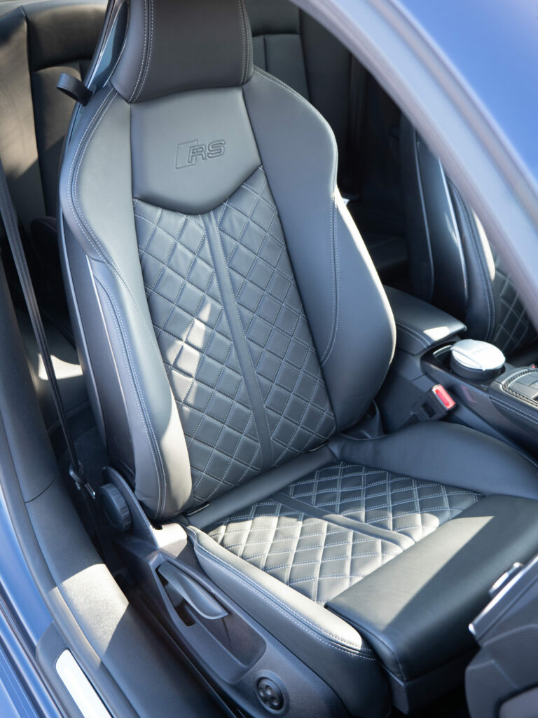 Sièges baquets en cuir – AUDI – TT RS – 2018 – Mugello Blue pearl – 400 ch – 5 Cylindres en Ligne – 18 175 km – Transmission : Sequentielle – Origine Monaco – Privaty Cars – Vente de véhicules d’investissement et de collection à 2 heures de Paris en TGV