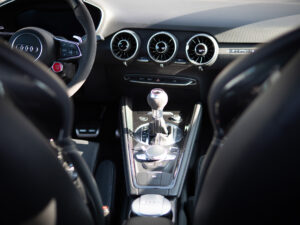 Console centrale avec levier de vitesses – AUDI – TT RS – 2018 – Mugello Blue pearl – 400 ch – 5 Cylindres en Ligne – 18 175 km – Transmission : Sequentielle – Origine Monaco – Privaty Cars – Expert des sportives d’occasion haut de gamme à 2 heures de Paris en TGV