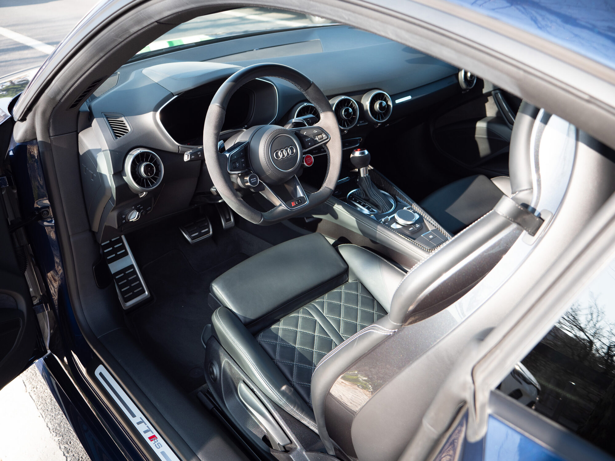 Tableau de bord – AUDI – TT RS – 2018 – Mugello Blue pearl – 400 ch – 5 Cylindres en Ligne – 18 175 km – Transmission : Sequentielle – Origine Monaco – Privaty Cars – Sélection de véhicules AUDI disponibles à La Rochelle