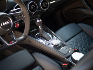 Console centrale avec levier de vitesses – AUDI – TT RS – 2018 – Mugello Blue pearl – 400 ch – 5 Cylindres en Ligne – 18 175 km – Transmission : Sequentielle – Origine Monaco – Privaty Cars – Expertise et vente de modèles Super Sport à La Rochelle