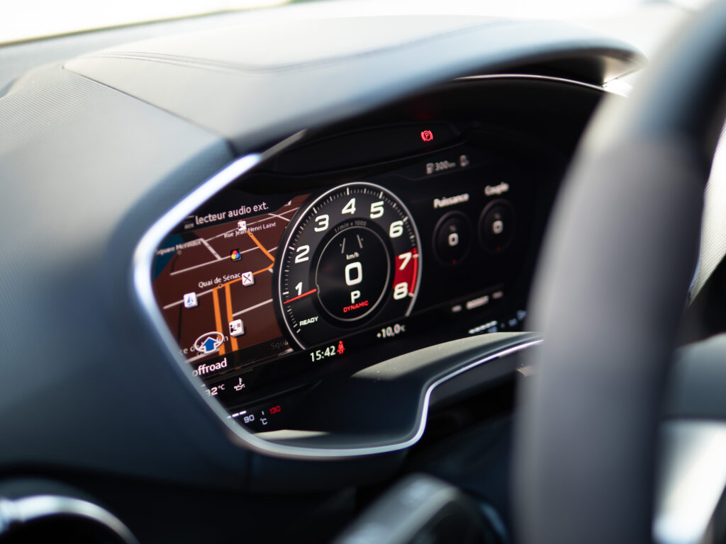 Tableau de bord – AUDI – TT RS – 2018 – Mugello Blue pearl – 400 ch – 5 Cylindres en Ligne – 18 175 km – Transmission : Sequentielle – Origine Monaco – Privaty Cars – Dépôt-vente de véhicules AUDI près de Niort