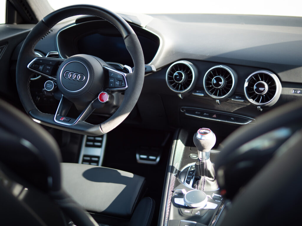 Volant sport avec commandes intégrées – AUDI – TT RS – 2018 – Mugello Blue pearl – 400 ch – 5 Cylindres en Ligne – 18 175 km – Transmission : Sequentielle – Origine Monaco – Privaty Cars – Spécialiste des supercars d’occasion à La Rochelle