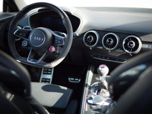 Volant sport avec commandes intégrées – AUDI – TT RS – 2018 – Mugello Blue pearl – 400 ch – 5 Cylindres en Ligne – 18 175 km – Transmission : Sequentielle – Origine Monaco – Privaty Cars – Spécialiste des supercars d’occasion à La Rochelle