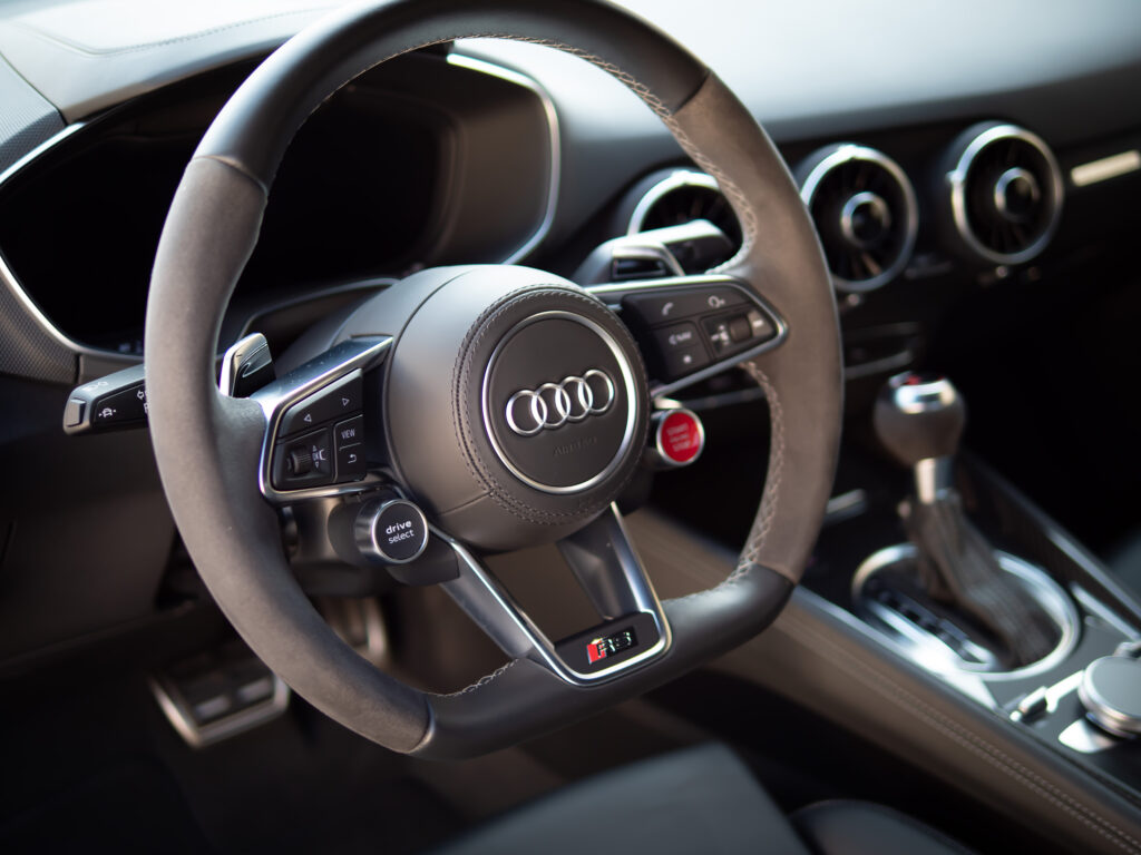 Volant – AUDI – TT RS – 2018 – Mugello Blue pearl – 400 ch – 5 Cylindres en Ligne – 18 175 km – Transmission : Sequentielle – Origine Monaco – Privaty Cars – Spécialiste indépendant Porsche, Ferrari et McLaren en Charente-Maritime