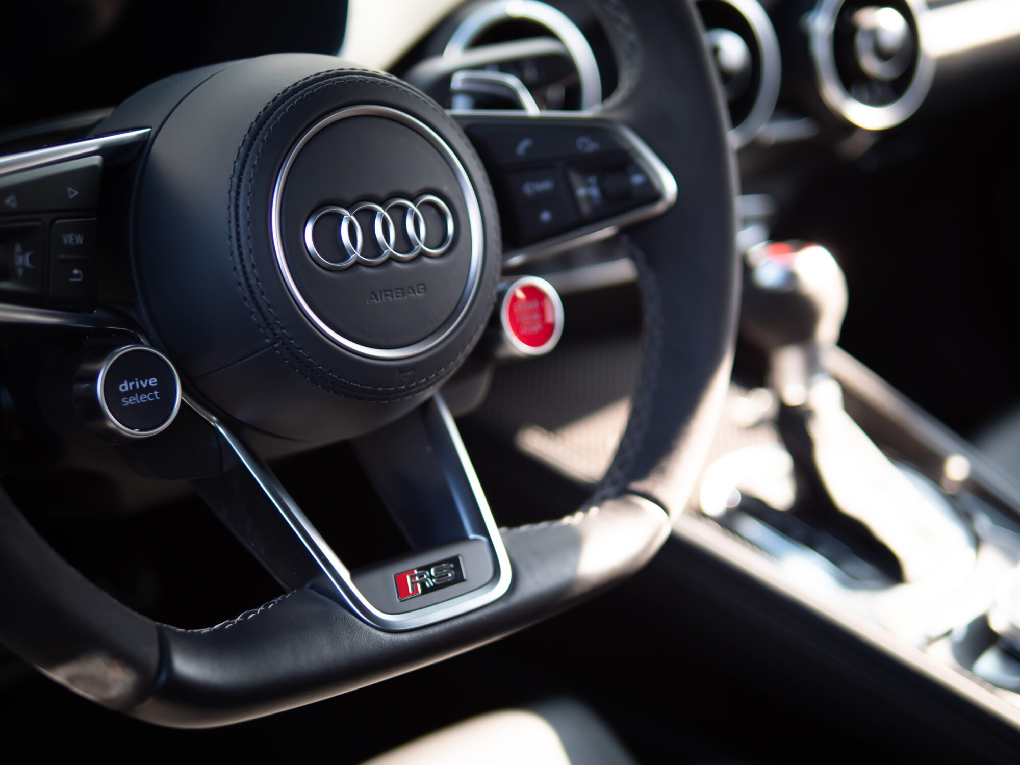 Volant – AUDI – TT RS – 2018 – Mugello Blue pearl – 400 ch – 5 Cylindres en Ligne – 18 175 km – Transmission : Sequentielle – Origine Monaco – Privaty Cars – Vente de voitures de sport d’occasion en Nouvelle-Aquitaine