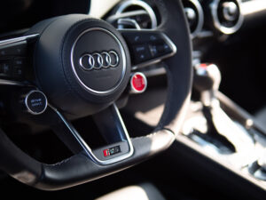 Volant – AUDI – TT RS – 2018 – Mugello Blue pearl – 400 ch – 5 Cylindres en Ligne – 18 175 km – Transmission : Sequentielle – Origine Monaco – Privaty Cars – Vente de voitures de sport d’occasion en Nouvelle-Aquitaine