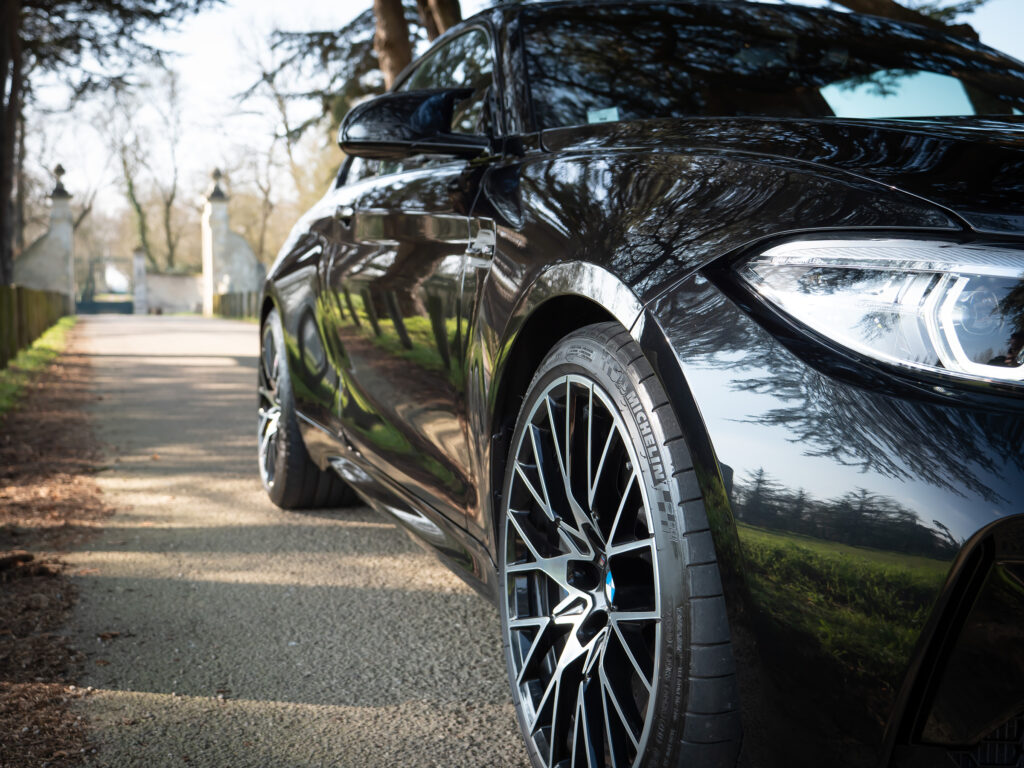 Jante alliage noir avec rayons fins – BMW – M2 Compétition – 2019 – Noir Saphirschwarz – 410 ch – 6 Cylindres en Ligne – 16 847 km – Transmission : Sequentielle – Origine France – Privaty Cars – Rachat de Porsche et Ferrari d’occasion près de Poitiers