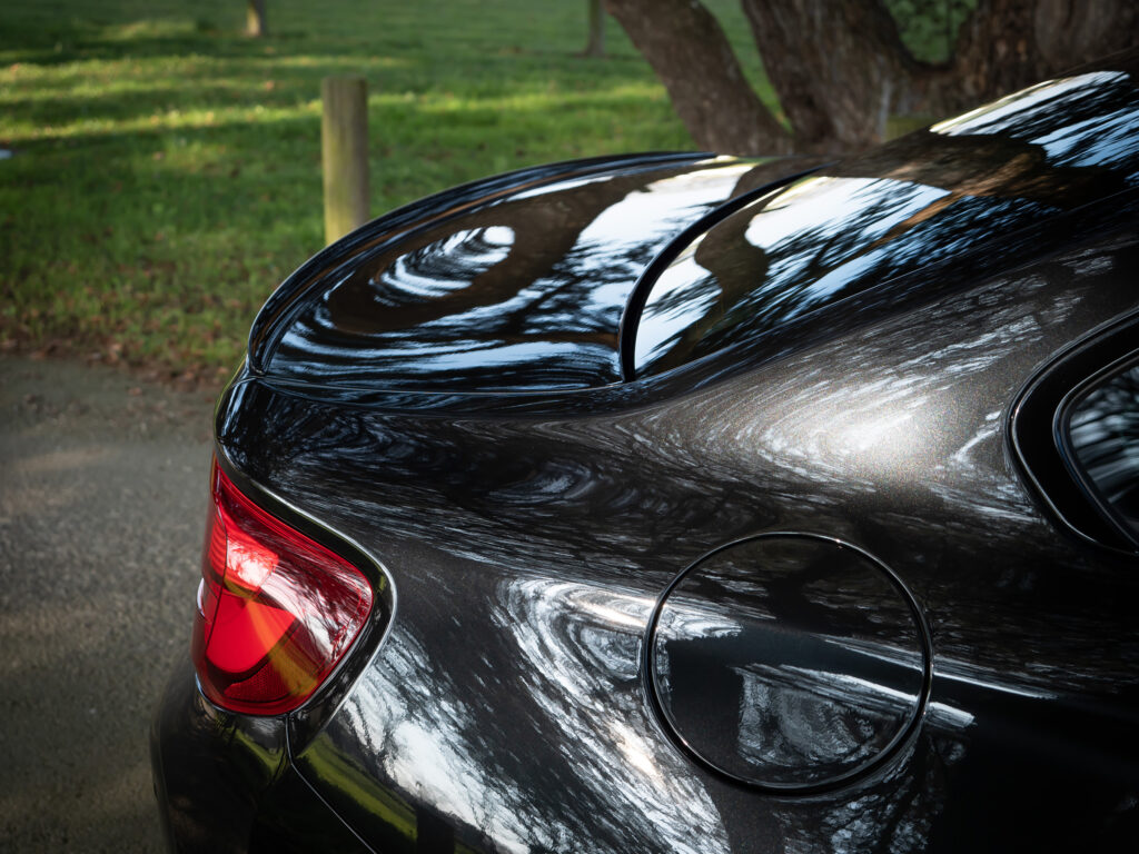 Aileron arrière avec reflets lumineux – BMW – M2 Compétition – 2019 – Noir Saphirschwarz – 410 ch – 6 Cylindres en Ligne – 16 847 km – Transmission : Sequentielle – Origine France – Privaty Cars – Commerce de voitures de sport luxe et premium entre Bordeaux et Nantes