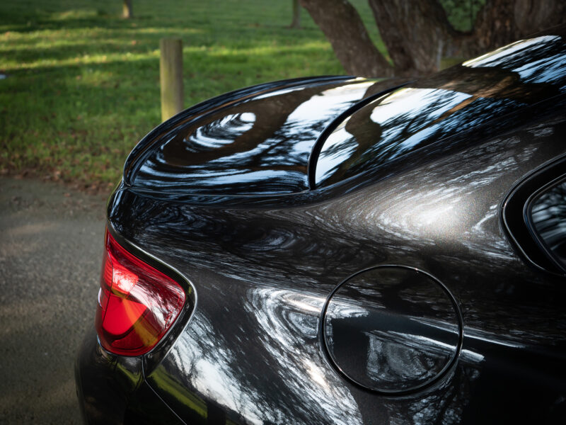 Aileron arrière avec reflets lumineux – BMW – M2 Compétition – 2019 – Noir Saphirschwarz – 410 ch – 6 Cylindres en Ligne – 16 847 km – Transmission : Sequentielle – Origine France – Privaty Cars – Commerce de voitures de sport luxe et premium entre Bordeaux et Nantes