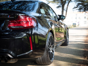Vue arrière avec feux LED – BMW – M2 Compétition – 2019 – Noir Saphirschwarz – 410 ch – 6 Cylindres en Ligne – 16 847 km – Transmission : Sequentielle – Origine France – Privaty Cars – Expert des voitures de prestige d’occasion dans l’Ouest de la France