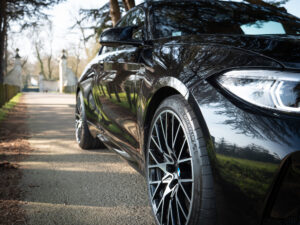 Jante alliage noir avec rayons fins – BMW – M2 Compétition – 2019 – Noir Saphirschwarz – 410 ch – 6 Cylindres en Ligne – 16 847 km – Transmission : Sequentielle – Origine France – Privaty Cars – Rachat de Porsche et Ferrari d’occasion près de Poitiers