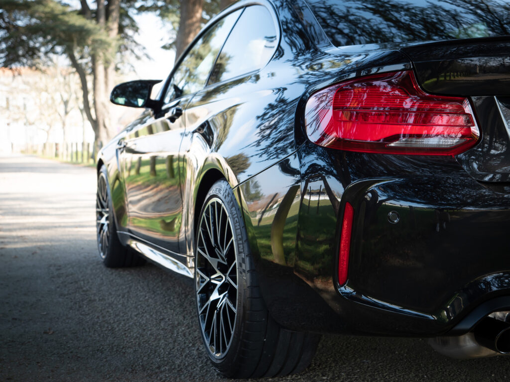 Jante alliage noir brillant – BMW – M2 Compétition – 2019 – Noir Saphirschwarz – 410 ch – 6 Cylindres en Ligne – 16 847 km – Transmission : Sequentielle – Origine France – Privaty Cars – Vente de voitures de prestige d’occasion en Charente-Maritime