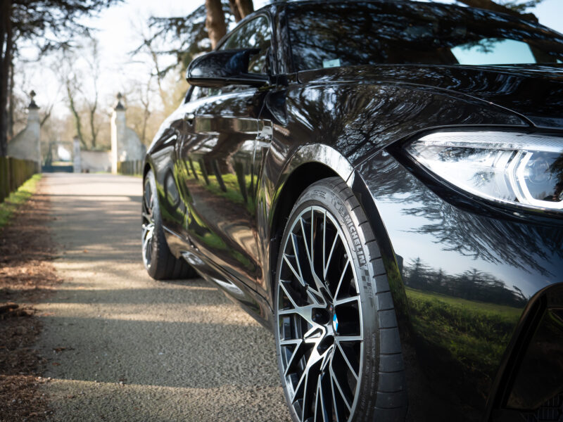 Jante alliage noir avec rayons fins – BMW – M2 Compétition – 2019 – Noir Saphirschwarz – 410 ch – 6 Cylindres en Ligne – 16 847 km – Transmission : Sequentielle – Origine France – Privaty Cars – Rachat de Porsche et Ferrari d’occasion près de Poitiers