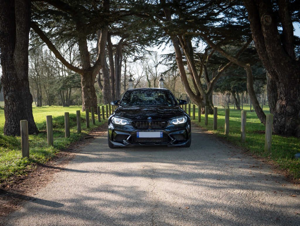 Vue avant avec phares LED – BMW – M2 Compétition – 2019 – Noir Saphirschwarz – 410 ch – 6 Cylindres en Ligne – 16 847 km – Transmission : Sequentielle – Origine France – Privaty Cars – Vente de voitures de prestige d’occasion à La Rochelle