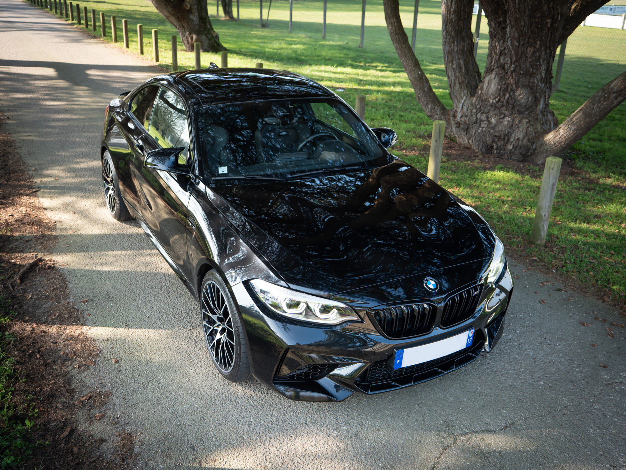 Vue avant avec phares LED – BMW – M2 Compétition – 2019 – Noir Saphirschwarz – 410 ch – 6 Cylindres en Ligne – 16 847 km – Transmission : Sequentielle – Origine France – Privaty Cars – Showroom de voitures de sport haut de gamme près de Niort