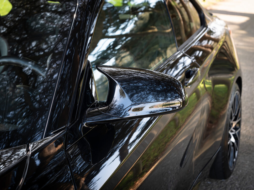 Rétroviseur extérieur avec design aérodynamique – BMW – M2 Compétition – 2019 – Noir Saphirschwarz – 410 ch – 6 Cylindres en Ligne – 16 847 km – Transmission : Sequentielle – Origine France – Privaty Cars – Spécialiste indépendant Porsche, Ferrari et McLaren proche de Bordeaux