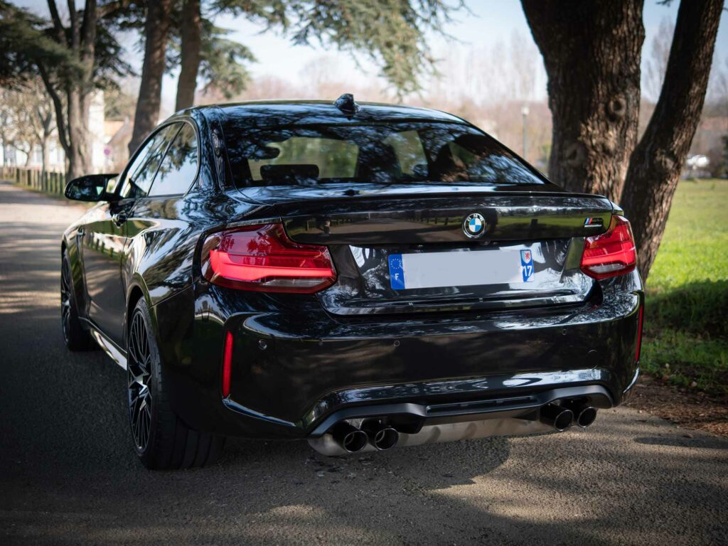Vue arrière avec diffuseur et échappement – BMW – M2 Compétition – 2019 – Noir Saphirschwarz – 410 ch – 6 Cylindres en Ligne – 16 847 km – Transmission : Sequentielle – Origine France – Privaty Cars – Vente de voitures de prestige d’occasion proche de Bordeaux