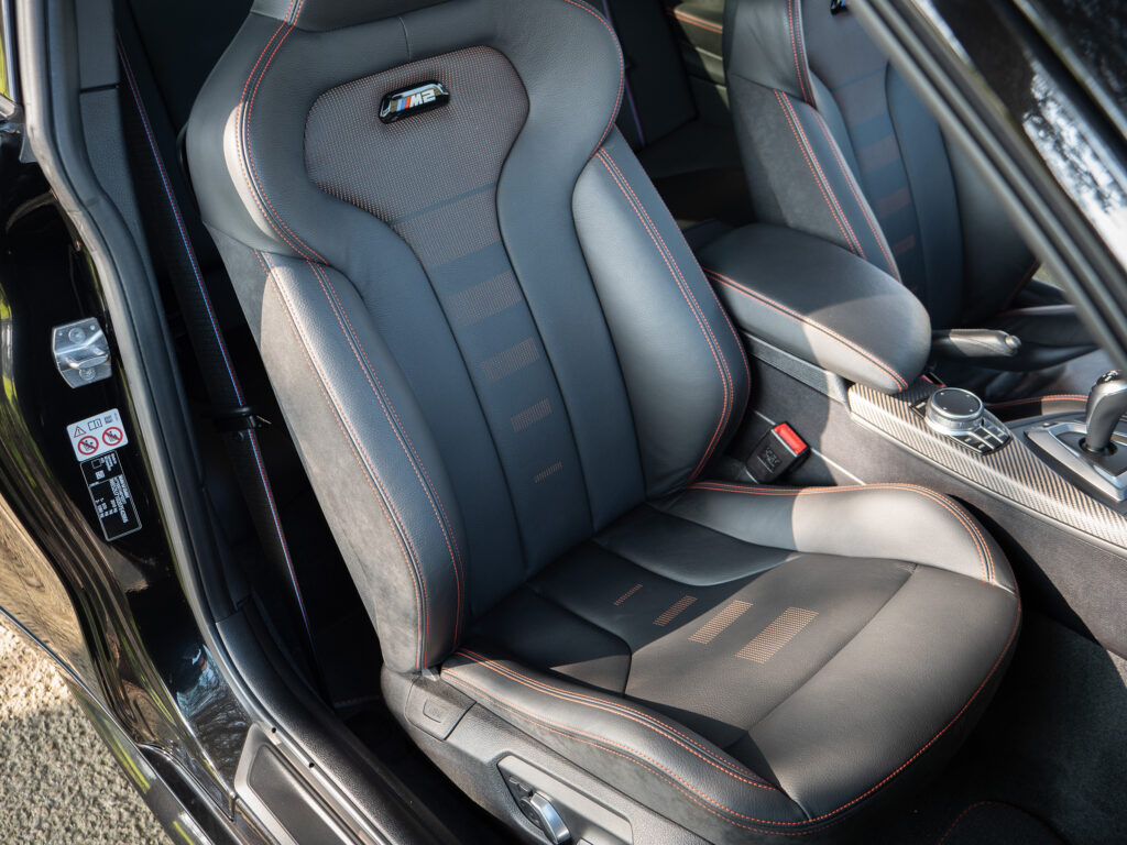 Sièges baquets en cuir – BMW – M2 Compétition – 2019 – Noir Saphirschwarz – 410 ch – 6 Cylindres en Ligne – 16 847 km – Transmission : Sequentielle – Origine France – Privaty Cars – Achat et vente de voitures de sport d’occasion proche de Nantes