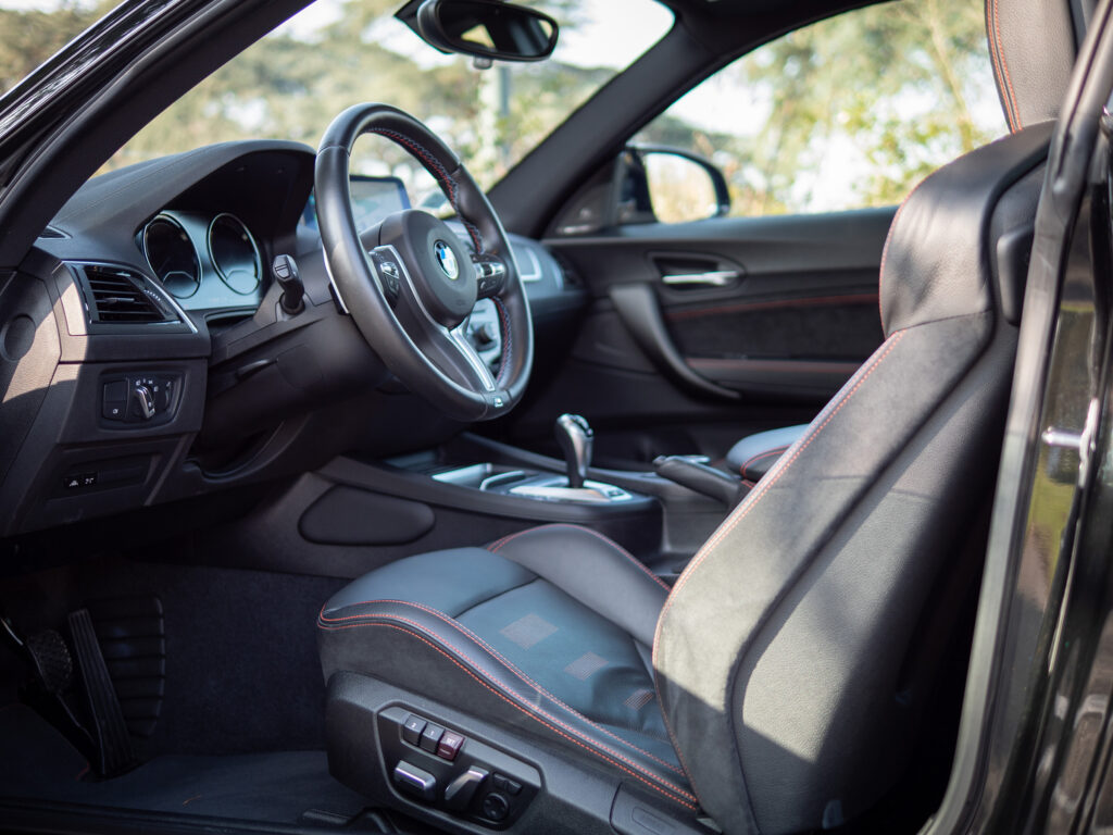 Siège baquet en cuir avec surpiqûres – BMW – M2 Compétition – 2019 – Noir Saphirschwarz – 410 ch – 6 Cylindres en Ligne – 16 847 km – Transmission : Sequentielle – Origine France – Privaty Cars – Vente de véhicules d’investissement et de collection près de Poitiers