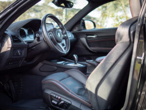 Siège baquet en cuir avec surpiqûres – BMW – M2 Compétition – 2019 – Noir Saphirschwarz – 410 ch – 6 Cylindres en Ligne – 16 847 km – Transmission : Sequentielle – Origine France – Privaty Cars – Vente de véhicules d’investissement et de collection près de Poitiers