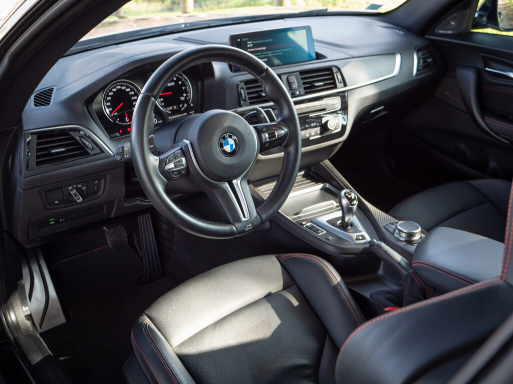 Tableau de bord – BMW – M2 Compétition – 2019 – Noir Saphirschwarz – 410 ch – 6 Cylindres en Ligne – 16 847 km – Transmission : Sequentielle – Origine France – Privaty Cars – Vente de voitures de sport d’occasion à 2 heures de Paris en TGV