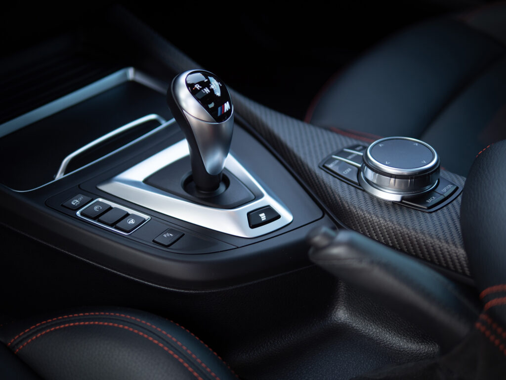 Levier de vitesses avec commandes intégrées – BMW – M2 Compétition – 2019 – Noir Saphirschwarz – 410 ch – 6 Cylindres en Ligne – 16 847 km – Transmission : Sequentielle – Origine France – Privaty Cars – Expert des voitures de prestige d’occasion près de Niort