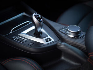 Levier de vitesses avec commandes intégrées – BMW – M2 Compétition – 2019 – Noir Saphirschwarz – 410 ch – 6 Cylindres en Ligne – 16 847 km – Transmission : Sequentielle – Origine France – Privaty Cars – Expert des voitures de prestige d’occasion près de Niort