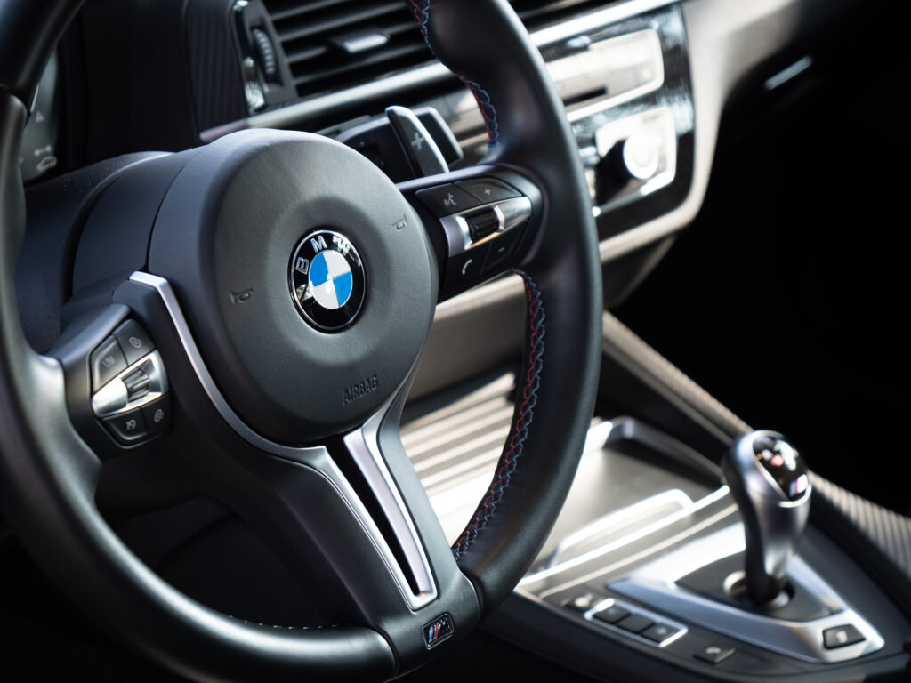 Volant – BMW – M2 Compétition – 2019 – Noir Saphirschwarz – 410 ch – 6 Cylindres en Ligne – 16 847 km – Transmission : Sequentielle – Origine France – Privaty Cars – Rachat cash de voitures BMW proche de Bordeaux