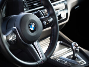 Volant – BMW – M2 Compétition – 2019 – Noir Saphirschwarz – 410 ch – 6 Cylindres en Ligne – 16 847 km – Transmission : Sequentielle – Origine France – Privaty Cars – Rachat cash de voitures BMW proche de Bordeaux