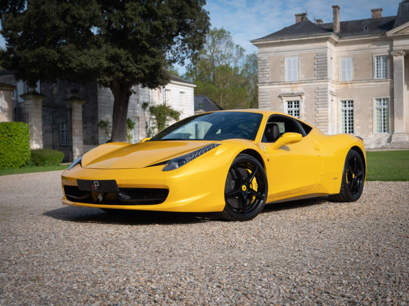 À vendre – FERRARI – 458 Italia – 2011 – Giallo Triplo Strato – 49 500 km – 570 ch – V8 Atmosphérique – Transmission : Sequentielle – Photo principale – Origine Espagne – Privaty Cars – Spécialiste des voitures de luxe d’occasion en Charente-Maritime