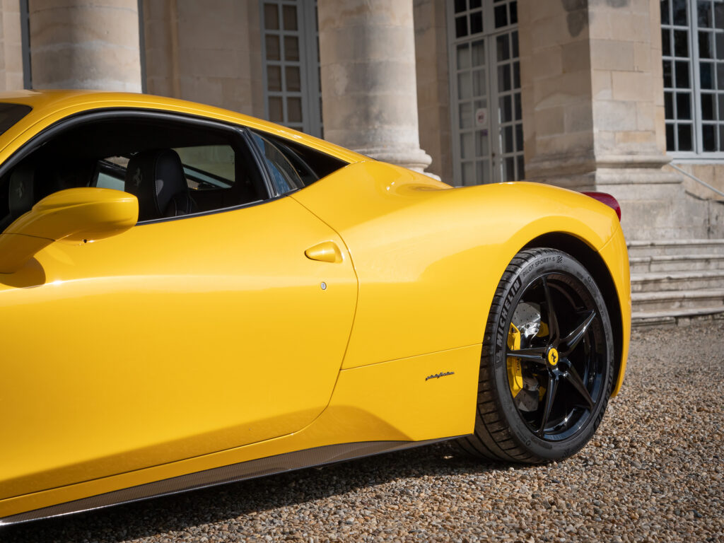 Jante alliage noir avec logo – FERRARI – 458 Italia – 2011 – Giallo Triplo Strato – 570 ch – V8 Atmosphérique – 49 500 km – Transmission : Sequentielle – Origine Espagne – Privaty Cars – Expertise et vente de modèles Super Sport dans l’Ouest de la France