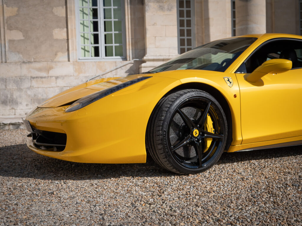 Jante alliage noir avec étriers jaunes – FERRARI – 458 Italia – 2011 – Giallo Triplo Strato – 570 ch – V8 Atmosphérique – 49 500 km – Transmission : Sequentielle – Origine Espagne – Privaty Cars – Spécialiste des sportives d’occasion près de Poitiers