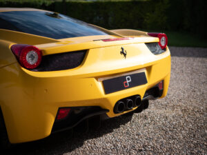 Vue arrière avec diffuseur et feux – FERRARI – 458 Italia – 2011 – Giallo Triplo Strato – 570 ch – V8 Atmosphérique – 49 500 km – Transmission : Sequentielle – Origine Espagne – Privaty Cars – Importation de véhicules de prestige et sportifs près de Niort