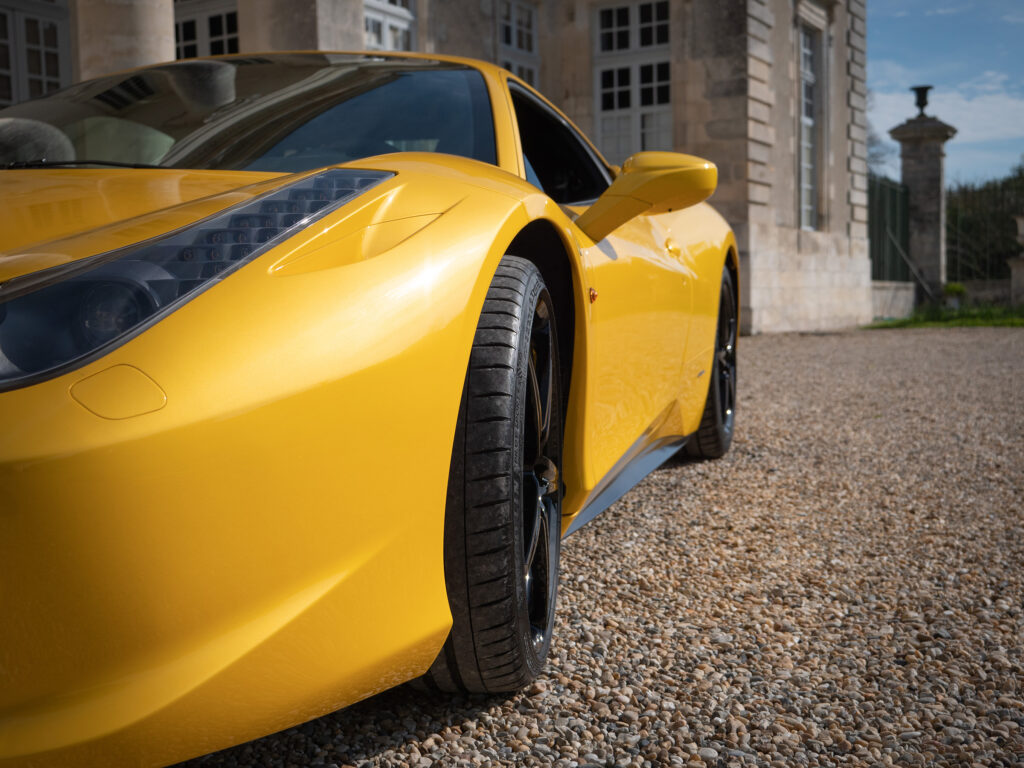 Pneu avec jante noire – FERRARI – 458 Italia – 2011 – Giallo Triplo Strato – 570 ch – V8 Atmosphérique – 49 500 km – Transmission : Sequentielle – Origine Espagne – Privaty Cars – Service de courtage et recherche automobile premium à 2 heures de Paris en TGV